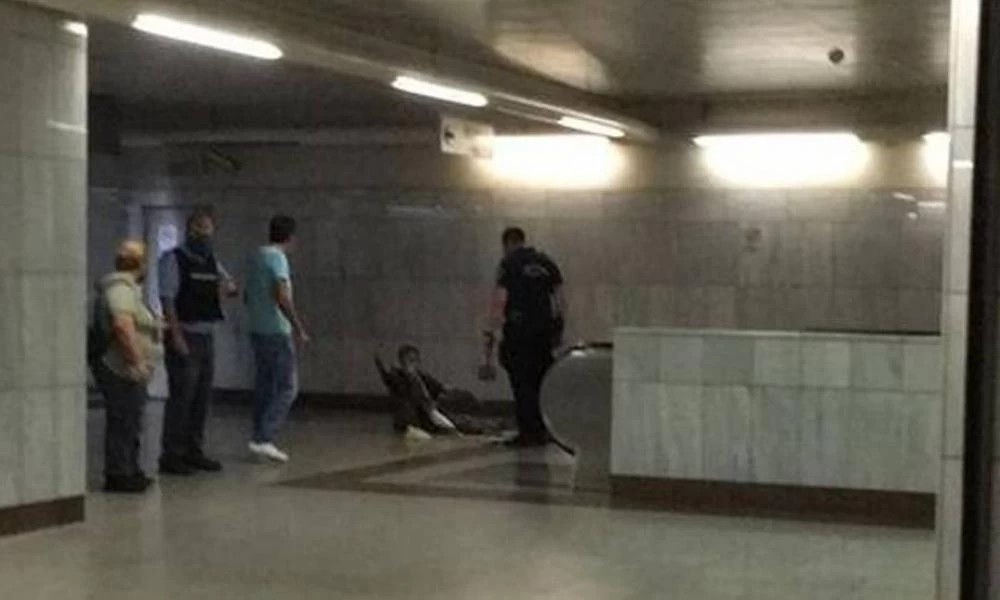 Αστυνομικός κλωτσά άνδρα με γύψο και πατερίτσες στο μετρό Ομονοίας